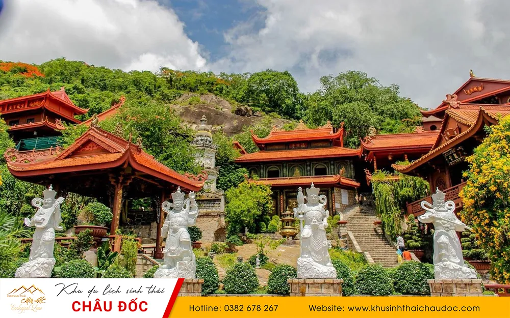 Không gian linh thiêng tại ngôi chùa