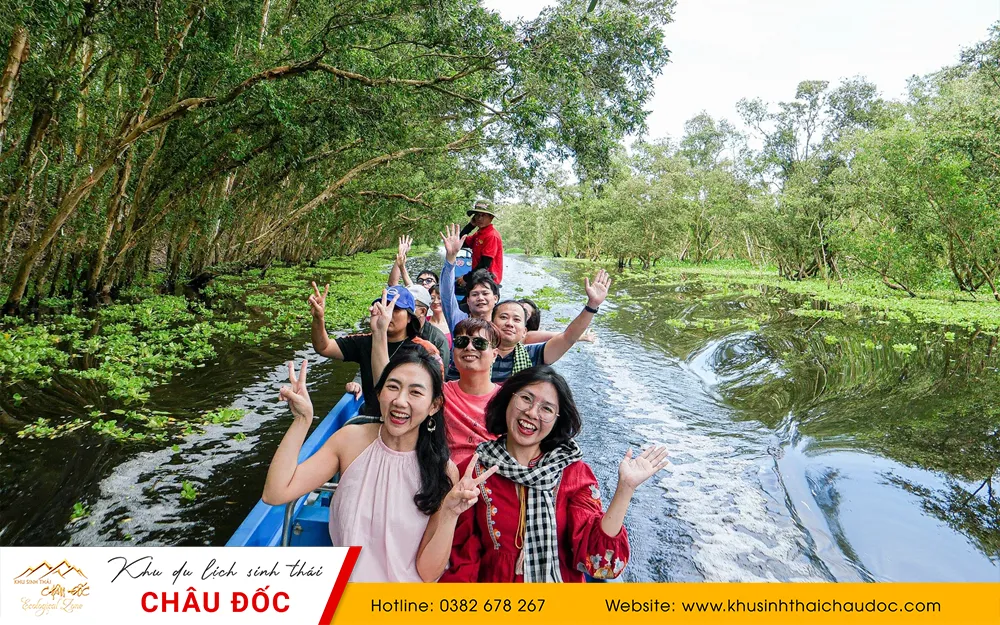 Du khách trải nghiệm Rừng tràm Trà Sư