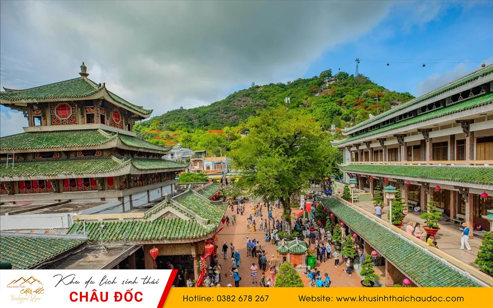 Khách du lịch tham quan Miếu Bà Chúa Xứ Núi Sam