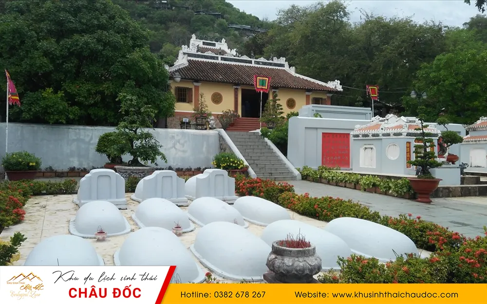 Khuôn viên lăng Thoại Ngọc Hầu