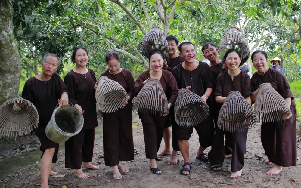 Hoạt động tát mương bắt cá