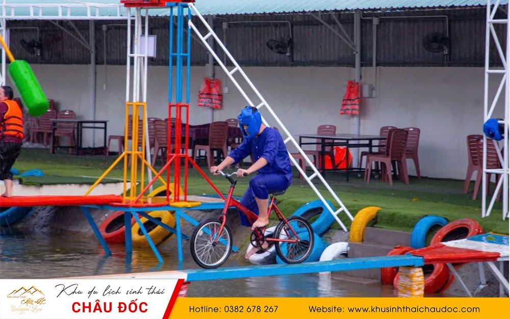 Trò chơi đạp xe qua cầu ván tại Khu sinh thái Châu Đốc