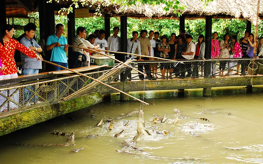 Du khách trải nghiệm trò chơi tại Mỹ Khánh