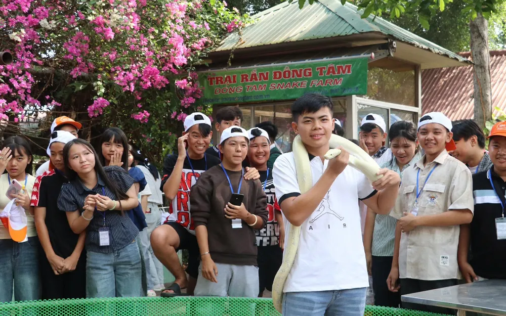 Du khách thăm quan hơn 400 loài rắn