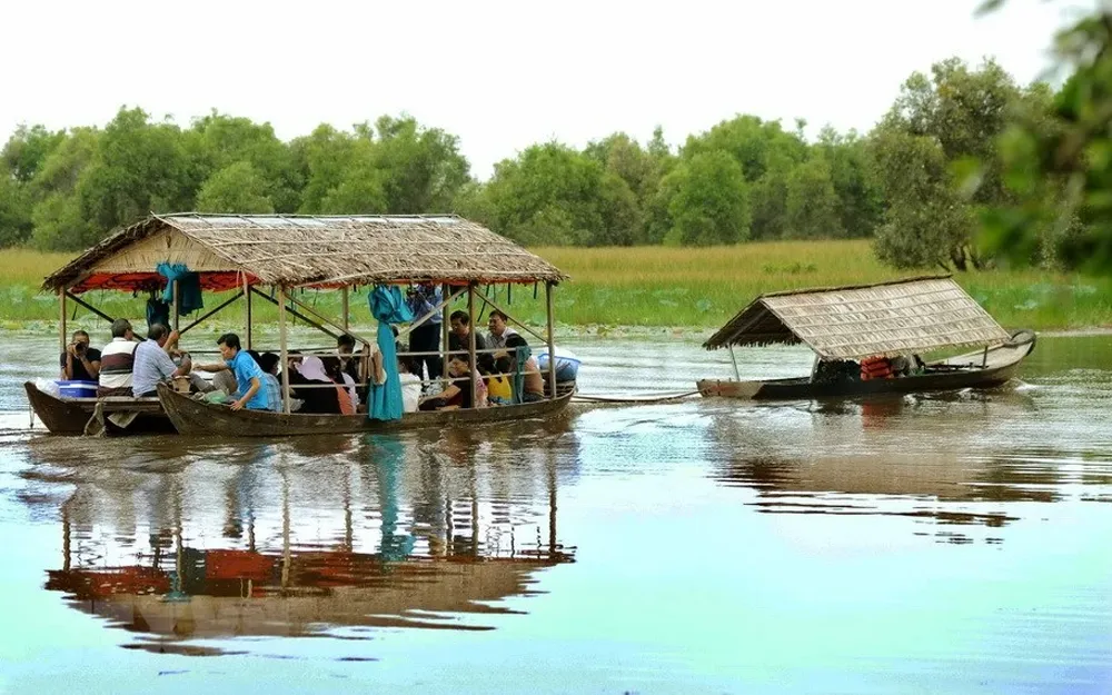 Du khách tham quan, trải nghiệm