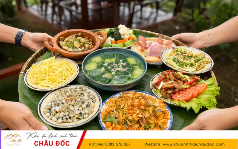  Mẹt cơm hến tại Khu sinh thái Châu Đốc
