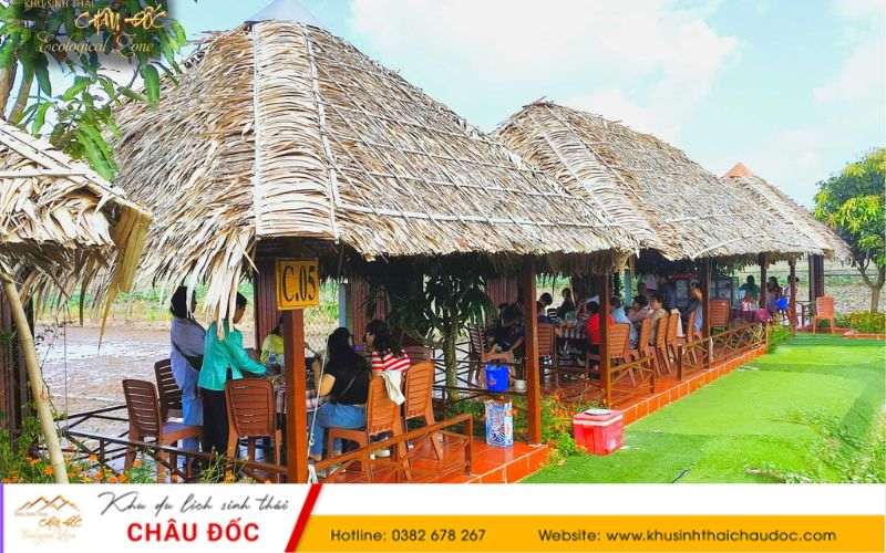 Du khách thưởng thức ẩm thực tại không gian chòi lá
