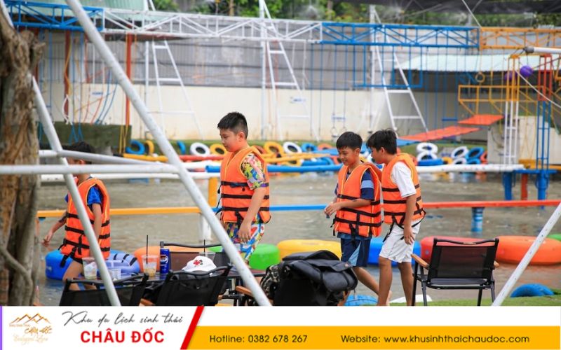 Trang bị áo phao cho trẻ em khi vui chơi tại Khu vui chơi Khu sinh thái Châu Đốc