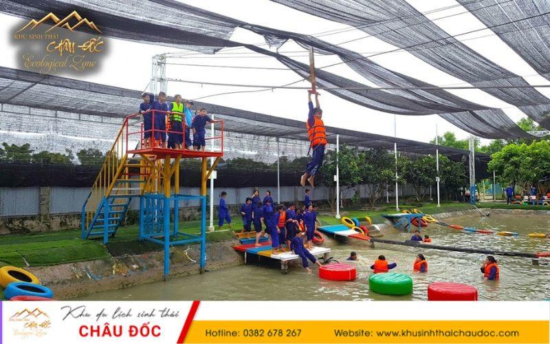 Trò chơi đu dây thừng qua sông tại Khu vui chơi Khu sinh thái Châu Đốc