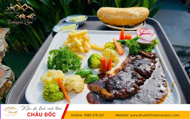 Bò lúc lắc nướng tiêu đen ăn kèm với bánh mì