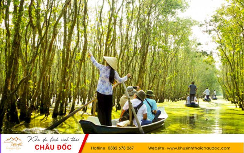 Chèo xuồng ở vườn quốc gia Tràm Chim