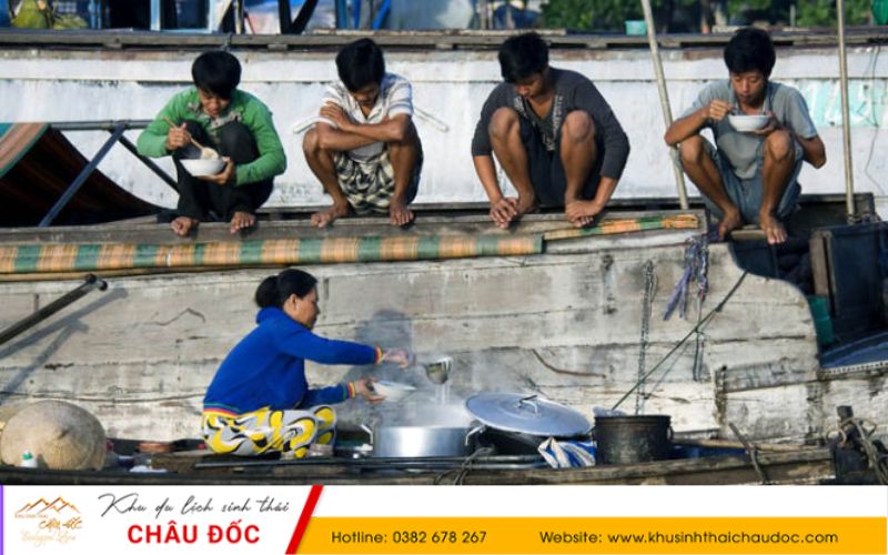 Trải nghiệm ăn sáng trên ghe ở chợ nổi Cái Răng