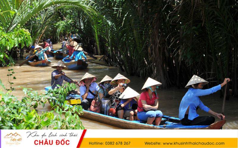 Chèo xuồng ở Cù lao Thới Sơn