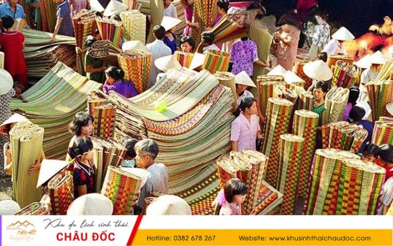 Cảnh mua bán ở làng chiếu Định Yên