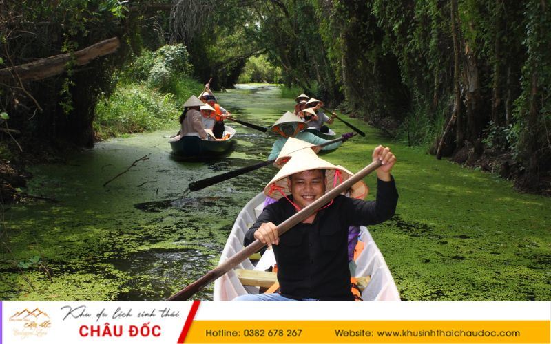 Chèo thuyền Kayak ở Làng nổi Tân Lập