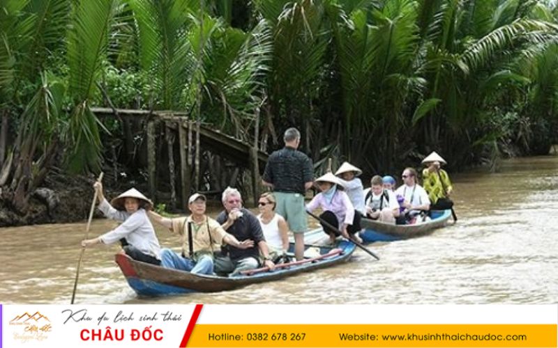 Hoạt động chèo xuồng tại các khu du lịch miệt vườn