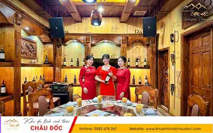 Nhân viên phục vụ chuyên nghiệp tại hầm rượu Khu sinh thái Châu Đốc