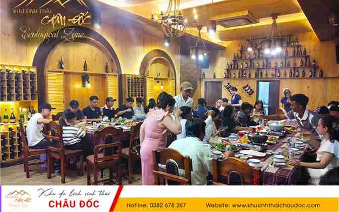 Khách du lịch tại hầm rượu Khu sinh thái Châu Đốc
