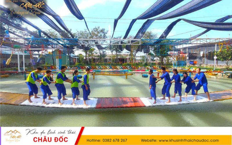 Trò chơi giữ thăng bằng trên cầu dây tại Khu sinh thái Châu Đốc