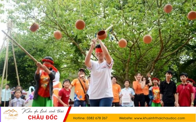 Trò chơi bịt mắt đập niêu đất