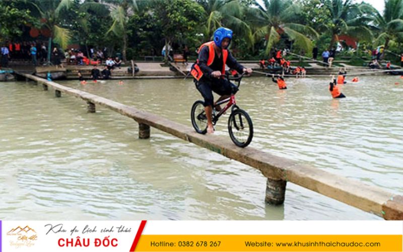 Trò chơi đạp xe qua cầu khỉ tại Khu sinh thái Châu Đốc