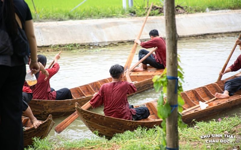 Trò chơi đua xuồng 3 lá tại Khu sinh thái Châu Đốc