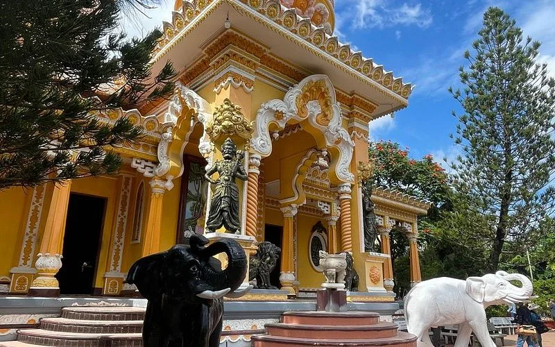 Cặp voi đá uy nghiêm trong khuôn viên sân Chùa Tây An Núi Sam