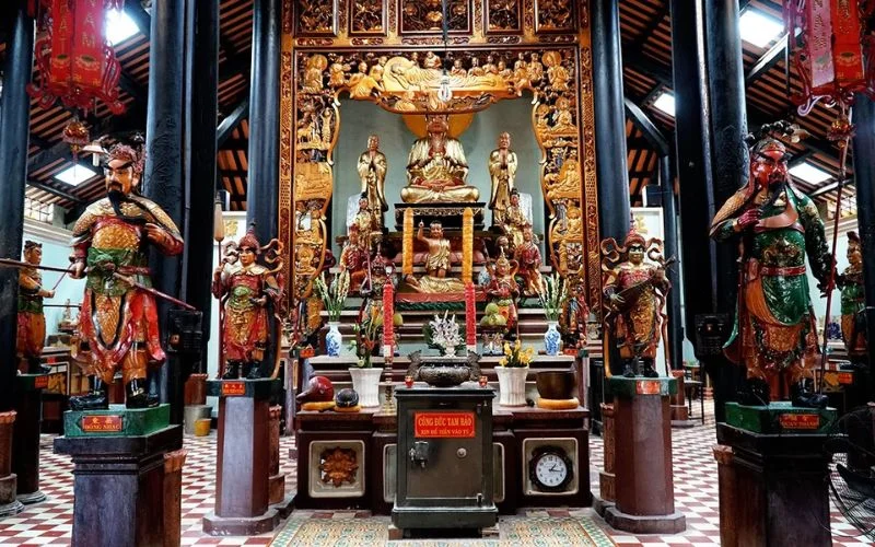 Hệ thống tượng Phật bằng gỗ quý được điêu khắc tinh xảo bên trong chánh điện Chùa Tây An An Giang