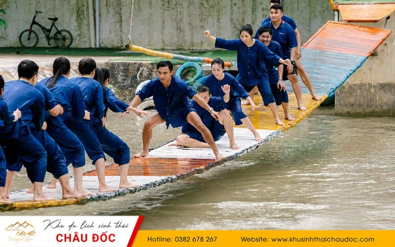 Thử thách cầu nhún tại Khu du lịch sinh thái Châu Đốc 