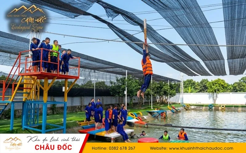 Trò chơi đi dây thừng đầy thử thách giữa không gian sông nước