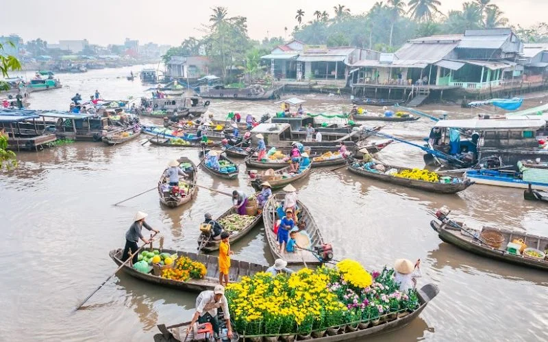 Không khí nhộn nhịp, rực rỡ sắc màu của các ghe xuồng chở hoa Tết tại chợ nổi Cái Răng những ngày giáp Tết