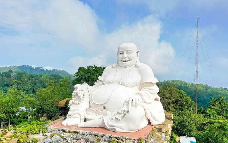 Trời xanh ngắt và nắng vàng rực rỡ trên đỉnh Núi Cấm thích hợp du lịch miền tây mùa nào đẹp nhất