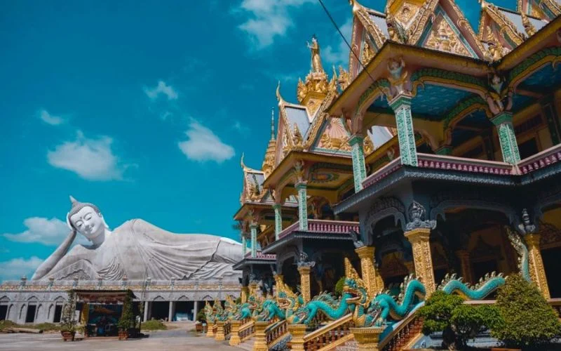 Ngôi chùa Som Rong (Sóc Trăng) mang đậm bản sắc văn hóa Khmer nổi bật dưới ánh nắng ấm mùa khô miền Tây