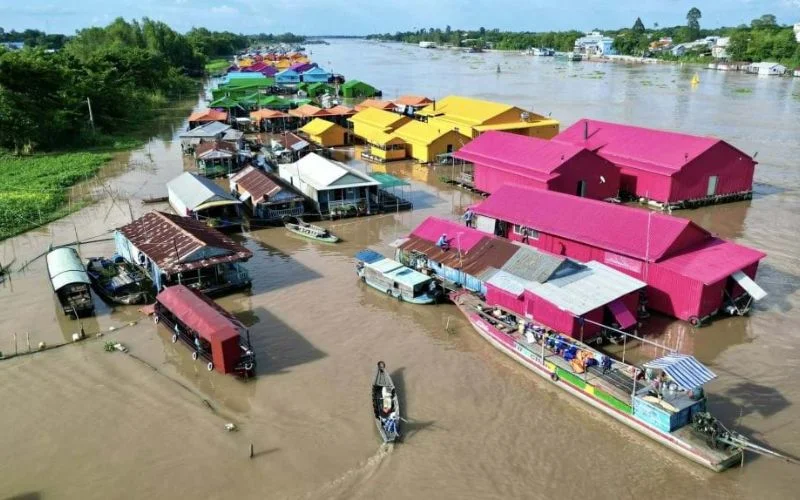 Làng nổi Châu Đốc tạo ấn tượng với những ngôi nhà nổi đầy màu sắc giữa dòng sông Hậu