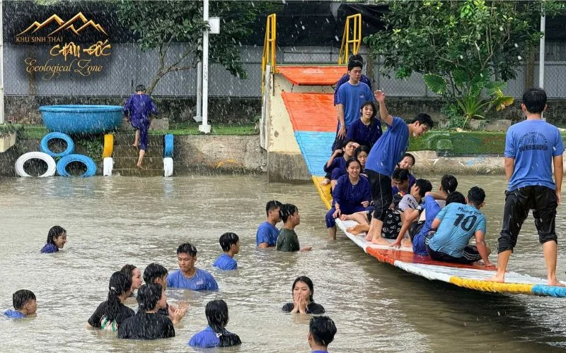 Trò chơi vận động dân gian mang đến trải nghiệm thú vị và những phút giây vui vẻ cho du khách