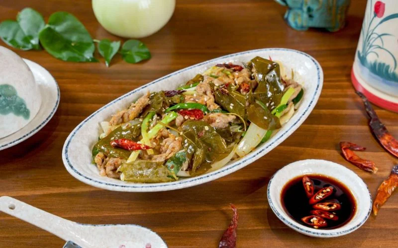 Món bò xào lá giang đậm đà với vị chua thanh đặc trưng