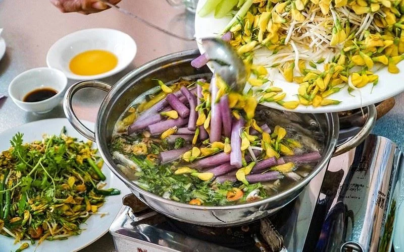 Thưởng thức hương vị lẩu mắm và lẩu cá linh bông điên điển chuẩn vị miền Tây