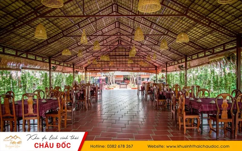 Không gian nhà hàng lợp mái lá rộng rãi, thoáng mát đón trọn gió trời tự nhiên tại Khu Sinh Thái Châu Đốc