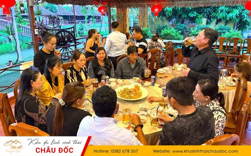 Thực khách thưởng thức mâm cơm gia đình ấm cúng trong không gian tiệc sân vườn