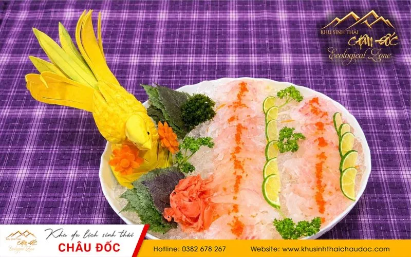 Món ăn gỏi cá đặc sản miền Tây sông nước được trang trí kỳ công tại Khu Sinh Thái Châu Đốc