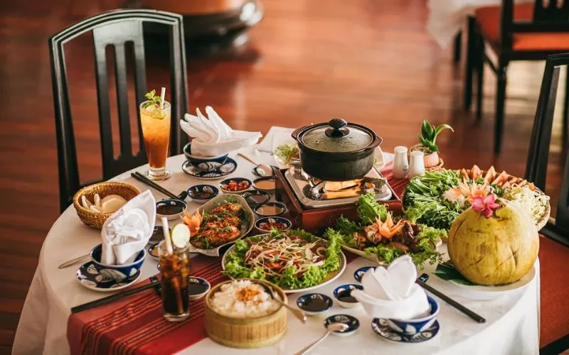 Không gian bàn ăn sang trọng view sông Hậu kết hợp cùng mâm cơm đặc sản vùng châu thổ chỉn chu của Bassac Restaurant