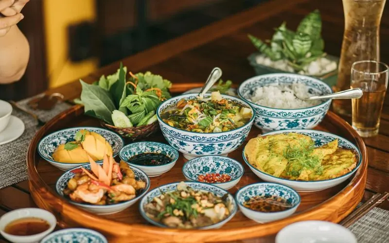 Mâm cơm đặc sản An Giang đa dạng với gà đốt Ô Thum, bò leo núi và canh chua dọn trên mẹt tre mộc mạc của La Giang Restaurant